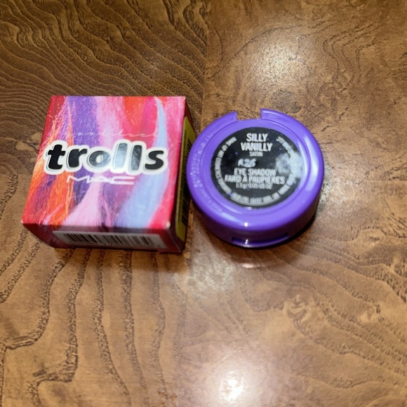 MAC Trolls Sill Vanilly Eyeshadow New in Box Satin - Picture 3 of 3